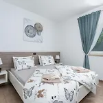House Mateo With Private Pool Vikendica *