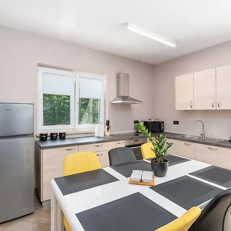 בית נופש House Mateo With Private Pool